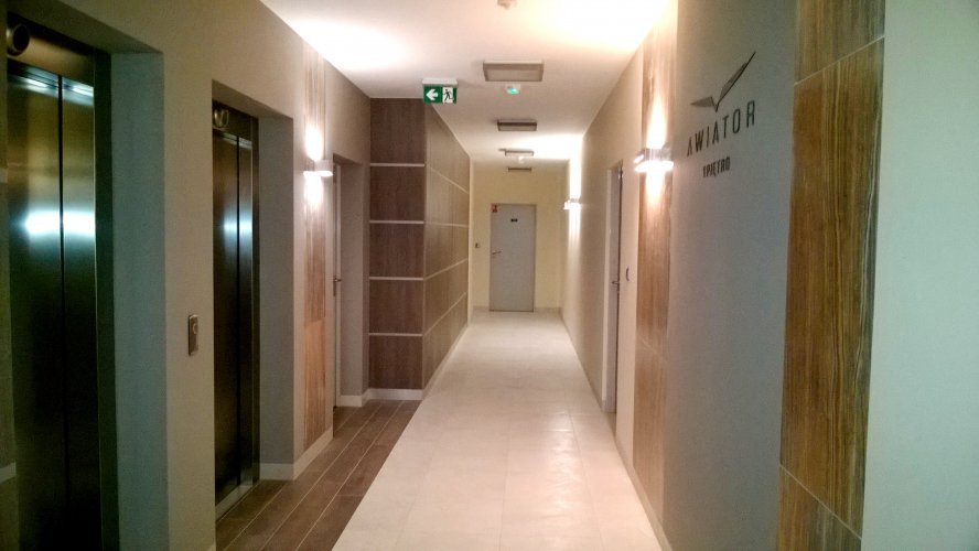 Budynek Delta - wewnętrzny korytarz wyposażony w dwie windy, aranżacja wnętrza na poziomie piętra 1 w sekcji A.