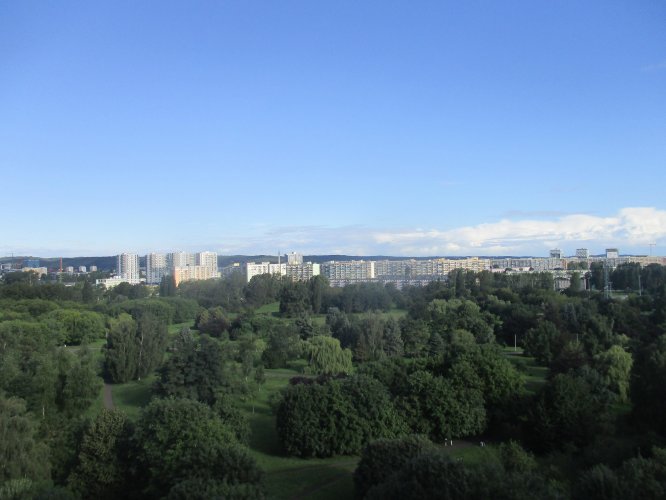 Budynek Delta - widok z piętra 10 w kierunku północno-zachodnim na letni park im. Jan Pawła II.