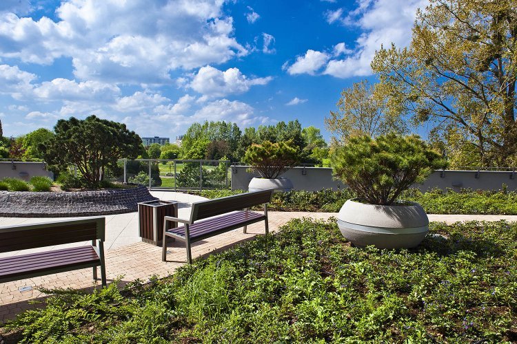 Zielony ogród, patio dostępne dla mieszkańców, zlokalizowany od strony Parku im. Jana Pawła II.