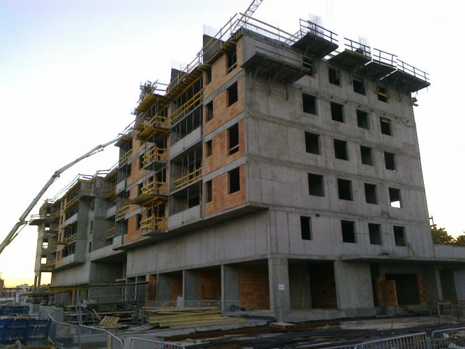 Budynek Delta - narożnik wschodni od strony Alei Jana Pawła II, prace na poziomie piętra 6.