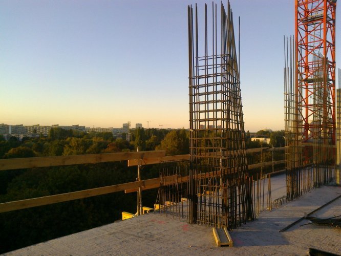 Budynek Delta - realizacja ścian piętra 6, widok w kierunku północnym na jesienny park im. Jana Pawła II.