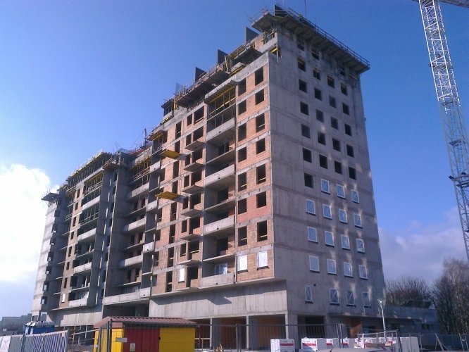 Budynek Charlie - narożnik wschodni, prace na poziomie piętra 12, widok od strony Alei Jana Pawła II.