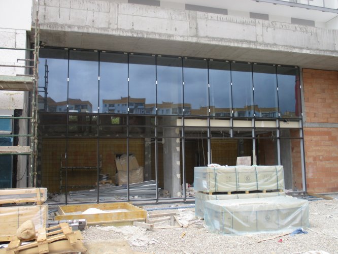 Budynek Charlie - fragment elewacji frontowej z widocznym wejściem głównym od strony Alei Jana Pawła II.