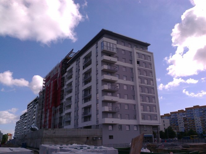 Budynek Delta - narożnik zachodni po demontażu rusztowań elewacyjnych, widoczne patio na poziomie piętra 1.