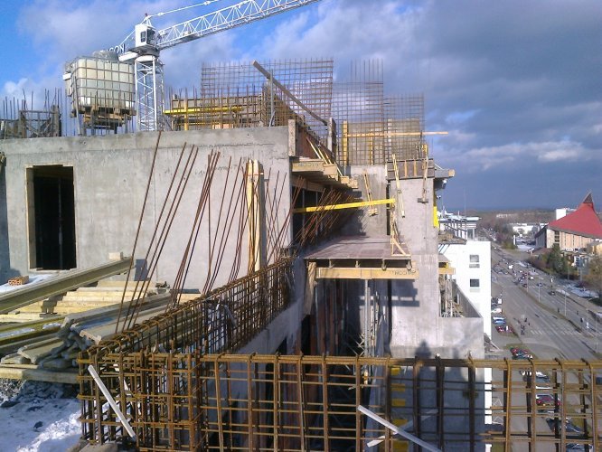 Budynek Charlie - prace na poziomie dachu, widok z piętra 11 w kierunku Zatoki Gdańskiej.
