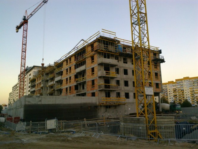 Budynek Delta - narożnik zachodni, prace przy realizacji stropu i ścian nośnych na poziomie piętra 6.