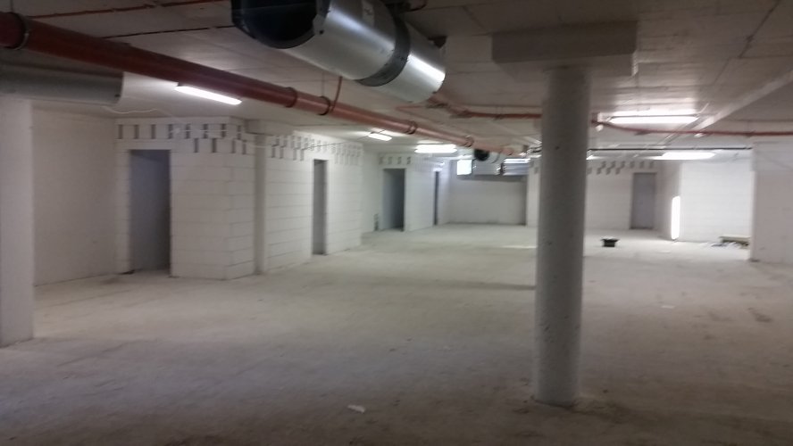 Budynek Delta - podziemna hala garażowa, z wydzielonymi pomieszczeniami przyparkingowymi.