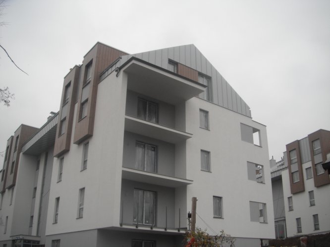 Budynek A - elewacja zachodnia podczas montażu barierek balkonowych, w tle widoczny budynek B.