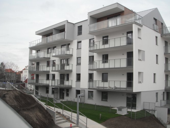 Budynek A - elewacja południowa z dużymi balkonami, tarasami oraz ogródkami mieszkań parterowych.