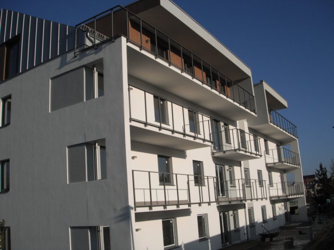 Budynek B - słoneczna elewacja południowa podczas montażu balustrad balkonowych.