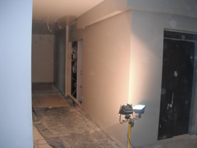 Budynek C - prace wykończeniowe na korytarzu, przygotowanie ścian do malowania i tapetowania.