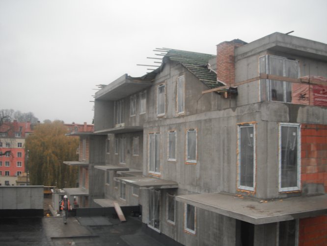 Budynek C - elewacja zachodnia z dużymi balkonami i tarasami, widok w kierunku ul. Malczewskiego.
