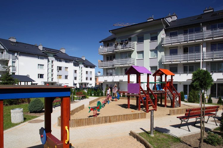 Królewskie Wzgórze - ogrodzone osiedle, wyposażone w place zabaw dla dzieci oraz zielone ogrody rekreacyjne.
