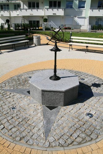 Królewskie Wzgórze - Ogród Różany z elementami starobruku oraz żeliwną rzeźbą na granitowym postumencie.