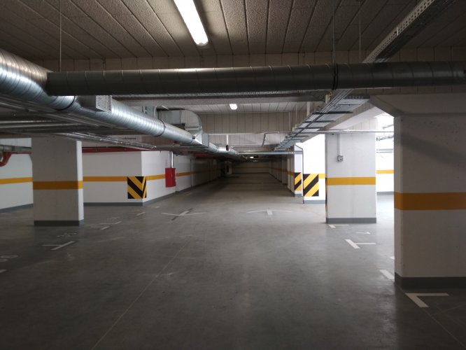 Budynek 3 - podziemna hala garażowa z szerokim przejazdem oraz wygodnymi miejscami postojowymi.