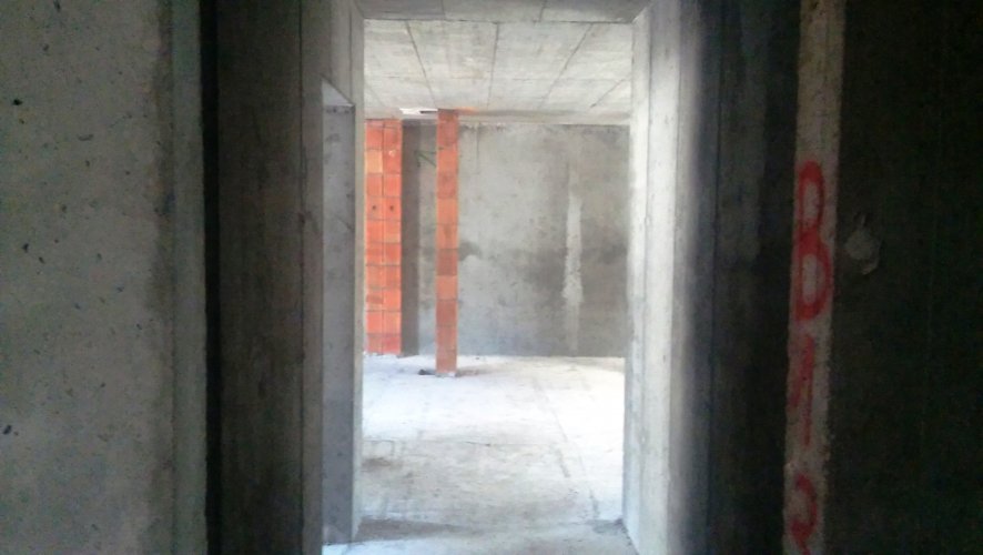 Budynek 6 - widok z korytarza w sekcji A do wnętrza mieszkania na poziomie piętra 1.