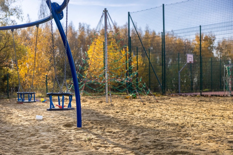 Pobliskie place zabaw umożliwiają najmłodszym mieszkańcom osiedla LINEA spędzanie czasu na świeżym powietrzu.