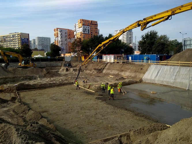 Tarasy Bałtyku - po wykonaniu wykopy pierwsza wylewka chudego betonu pod stopy i płyty fundamentowe budynku.