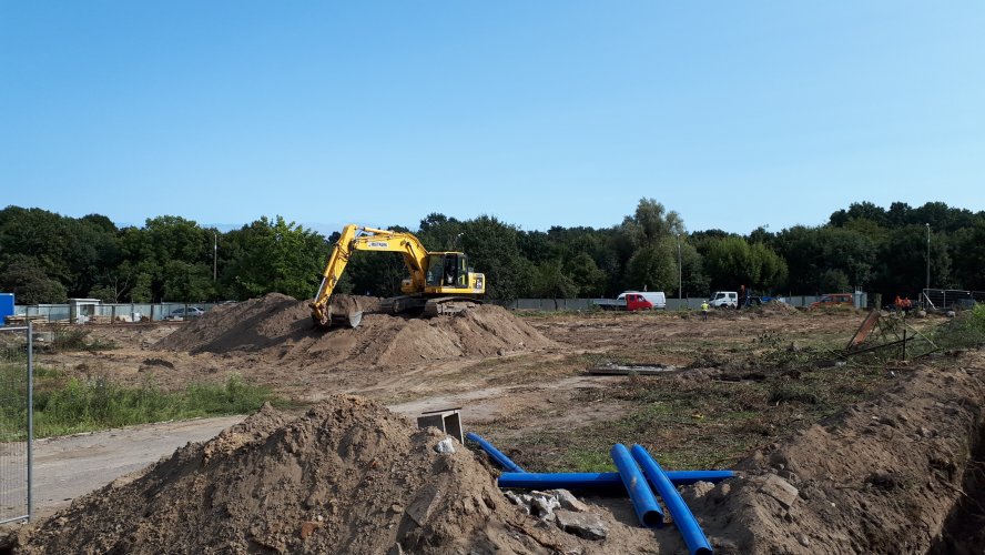 Tarsy Bałtyku - pierwsze prace ziemne na terenie budowy, widok od strony ul. Dąbrowszczaków.