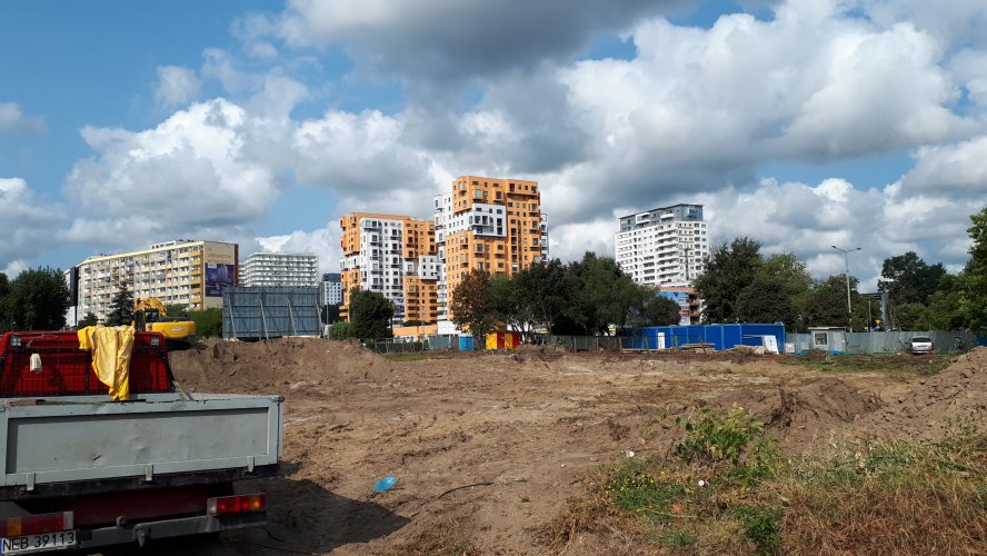 Teren budowy, widok od strony bramy wjazdowej w kierunku północno-zachodnim.