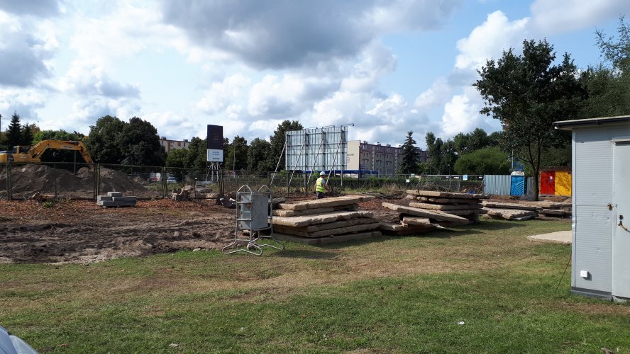 Plac budowy, widok od strony ulicy Czarny Dwór w kierunku południowo-zachodnim.