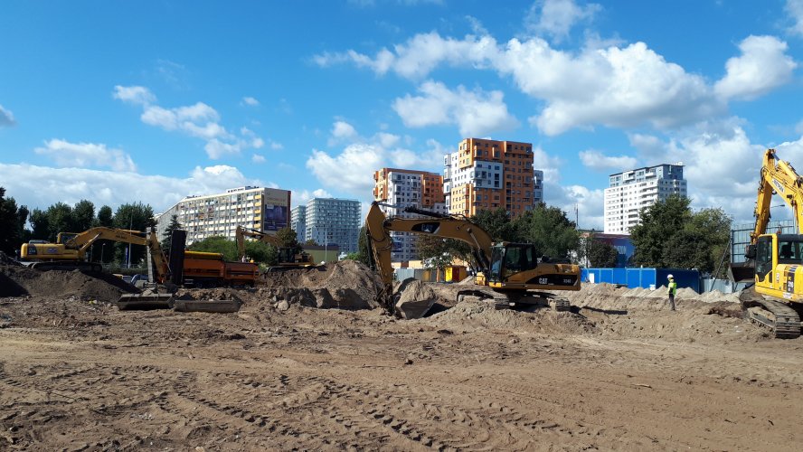 Sprzęt budowlany na terenie inwestycji, początek prac ziemnych. Widok w kierunku północno-zachodnim.