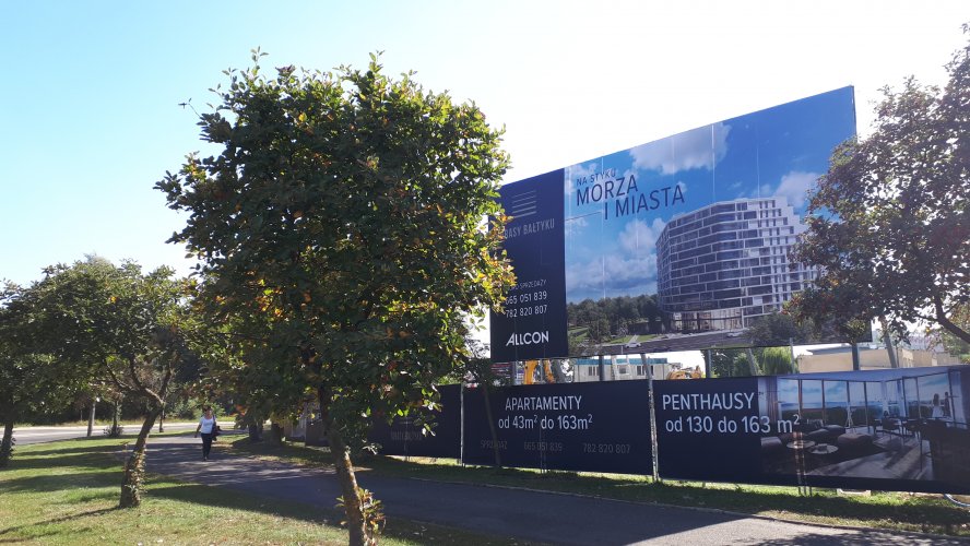 Tarasy Bałtyku - tablica reklamowa oraz ogrodzenie powstającej inwestycji, widok od strony ul. Czarny Dwór.