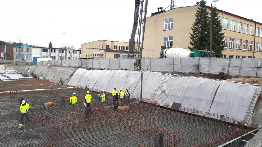 Pompowanie betonu dostarczanego betoniarkami. Ten proces wymaga pracy non-stop.