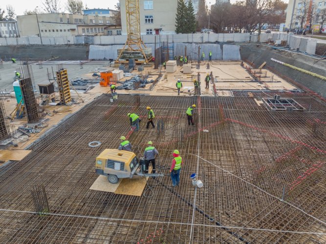 Ostatnie prace tuż przed wylaniem betonu płyty fundamentowej podziemnej hali garażowej.