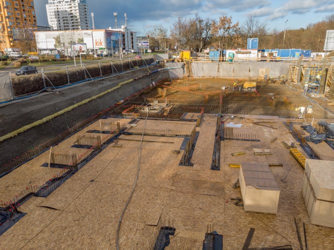 Żelbetowa płyta fundamentowa podczas realizacji - widok wzdłuż ulicy Dąbrowszczaków w kierunku północnym.