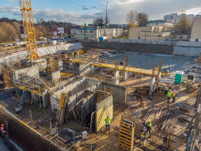 Realizacja żelbetowych ścian kondygnacji podziemnej. Widok w kierunku południowo-wschodnim.