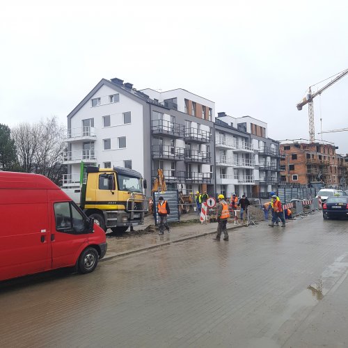 Budynek 2 - narożnik południowo-zachodni od strony ulicy. Ostatnie prace na terenie inwestycji tuż przed odbiorami mieszkań.