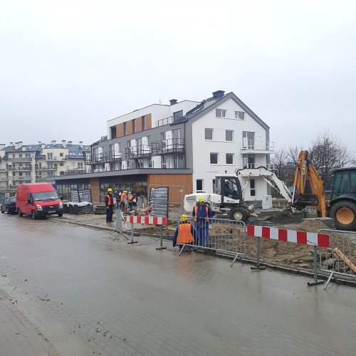 Budynek 1 - ostatnie prace wykończeniowe na terenie osiedla, widok od strony ul. Królewskie Wzgórze.