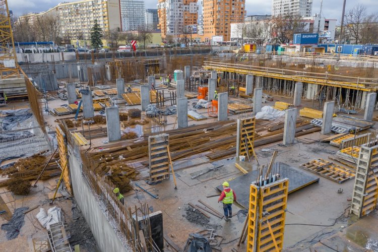 Realizacja żelbetowych ścian i słupów podziemia budynku.