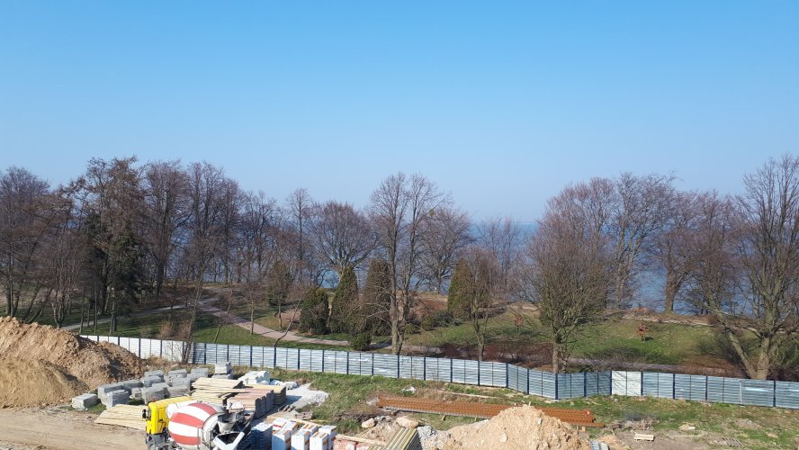 Widok z NEXO na Park oraz na Zatokę Pucką z poziomu około 10 m od ziemi.