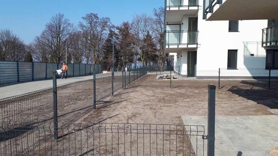 Ogródki apartamentów parterowych od strony wejść do klatek schodowych budynków A i B.