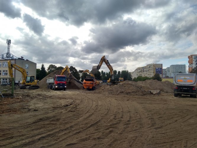 Ciężki sprzęt budowlany podczas prac na terenie inwestycji, widok w kierunku zachodnim.