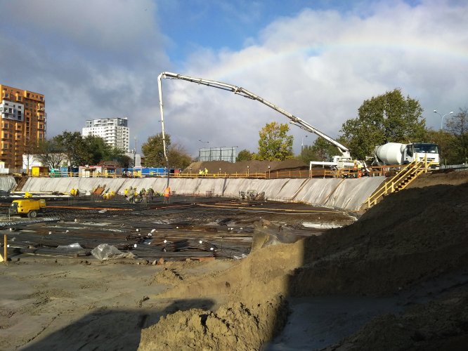 Układanie zbrojenia w wykopie Tarasów Bałtyku pod podziemną halę garażową. Widok w kierunku północnym.