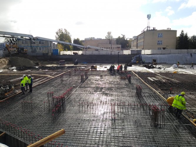 Realizacja płyty fundamentowej Tarasów Bałtyku. Po ułożeniu zbrojenie jest zalewane betonem. Widok w kierunku południowym.