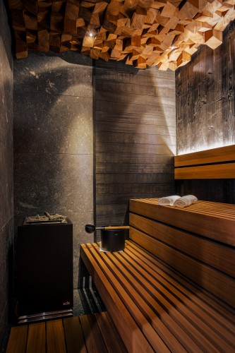Wewnętrzna strefa relaksu obejmująca saunę parową oraz infrared.