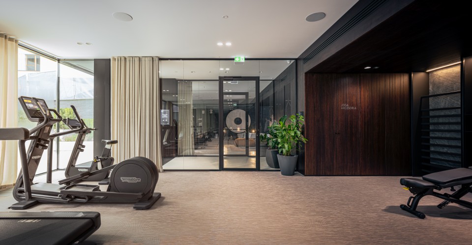 Wnętrza Atrium Oliva to uporządkowana i elegancka przestrzeń z ciepłym, domowym charakterem.