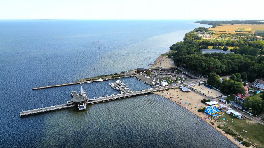 Puckie, miejskie plaże, molo oraz marina, widok w kierunku południowo-wschodnim. Powstające budynki NEXO widoczne na dalszym planie.