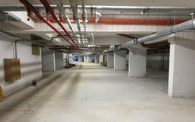 Budynek 4 - podziemna hala garażowa z szerokim przejazdem oraz wygodnymi miejscami postojowymi.