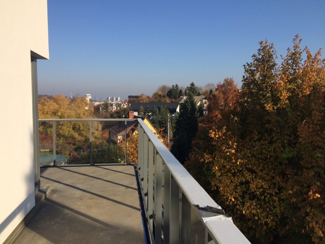 Widok z balkonu otaczającego budynek w kierunku centrum Gdańska.