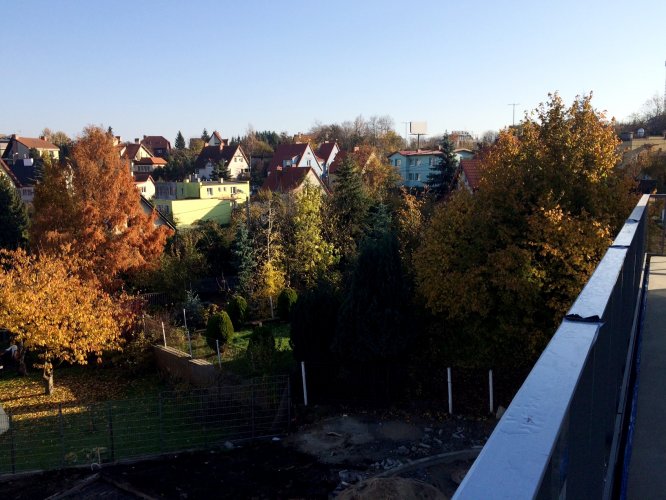 Widok z północnego balkonu w kierunku wschodnim na willowe otoczenie Domów Malczewskiego.