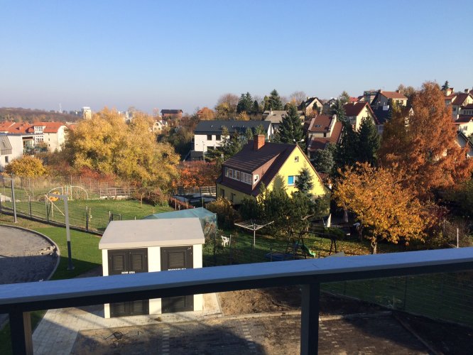 Jesienne otoczene Domów Malczewskiego z panoramą Gdańska w tle.