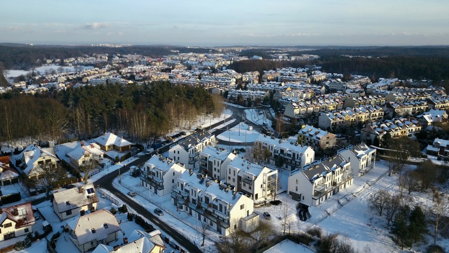 Spokojne, zaciszne otoczenie oraz osiedle Willa Park przypruszona śniegiem.