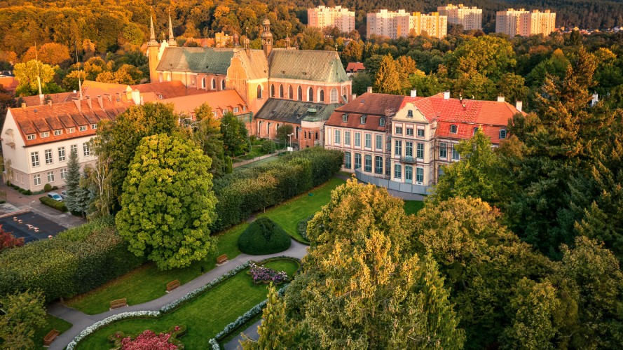 Spacerem można stąd dojść do Parku Oliwskiego czy Pałacu Opatów.