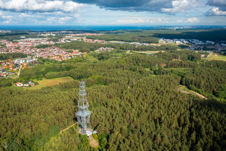 Z wzgórza Donas, zlokalizowanego w niedalekiej odległości od Nowej Dąbrowy, można podziwiać panoramę Gdyni, Sopotu, a także niektórych dzielnic Gdańska.