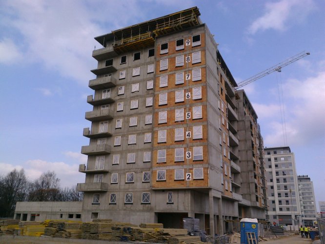 Budynek Charlie - elewacja szczytowa, południowo-zachodnia, w tle widoczne budynki Bravo i Alfa.